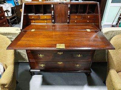 Secret&aacute;ria ou escrivaninha de tampo inclinado estilo ingl&ecirc;s, com 107x102x52cm