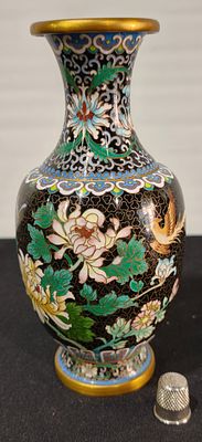 Jarra antiga em closon&eacute; decorada com flores e p&aacute;ssaros, com 21cm