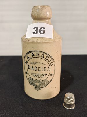 Garrafa em gr&eacute;s gingerbeer L.A. Ara&uacute;jo, madeira, com 16cm