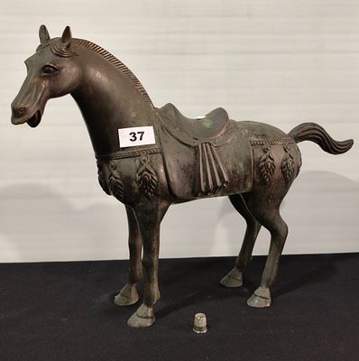 Estatueta de cavalo antigo em bronze, com 42x56x15cm