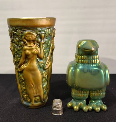Vaso e estatueta em cer&acirc;mica zsolny h&uacute;ngaro, estilo arte nova (defeito no bico do p&aacute;ssaro) com 