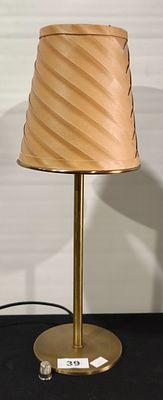 Candeeiro de mesa em lat&atilde;o com abajour em pele, com 50cm