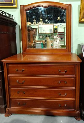 C&oacute;moda em cerejeira com espelho e 4 gavetas, com 203x126x50cm