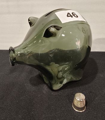 Mealheiro antigo em vidro formato porco, com moedas, com 14cm