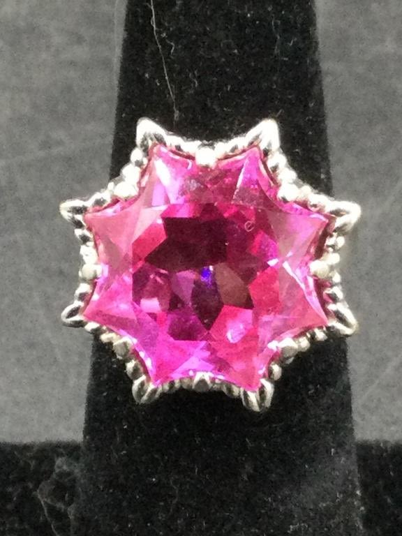 Lot 15: 14kt White Gold Ring