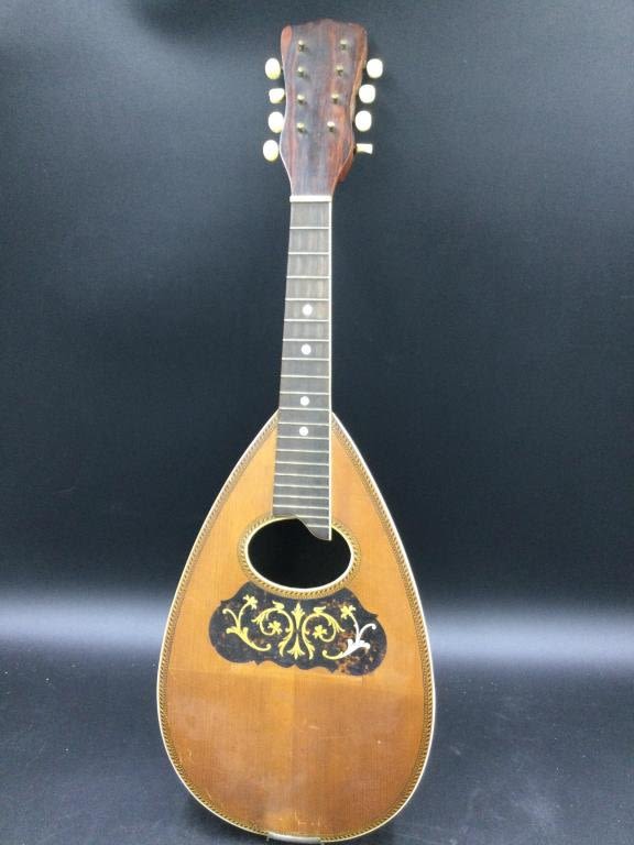 Lot 17: Vintage Mandolin