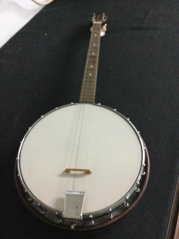 Lot 48: Gretsch Tenor Banjo