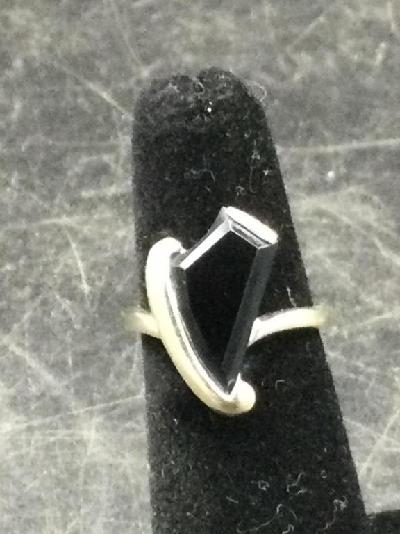 Lot 50: 10kt White Gold Ring