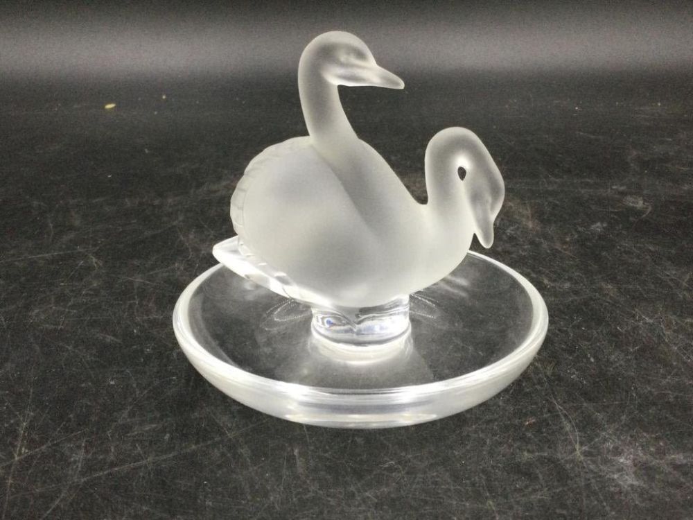 Lot 56: Lalique Crystal "Deux Cygnes"