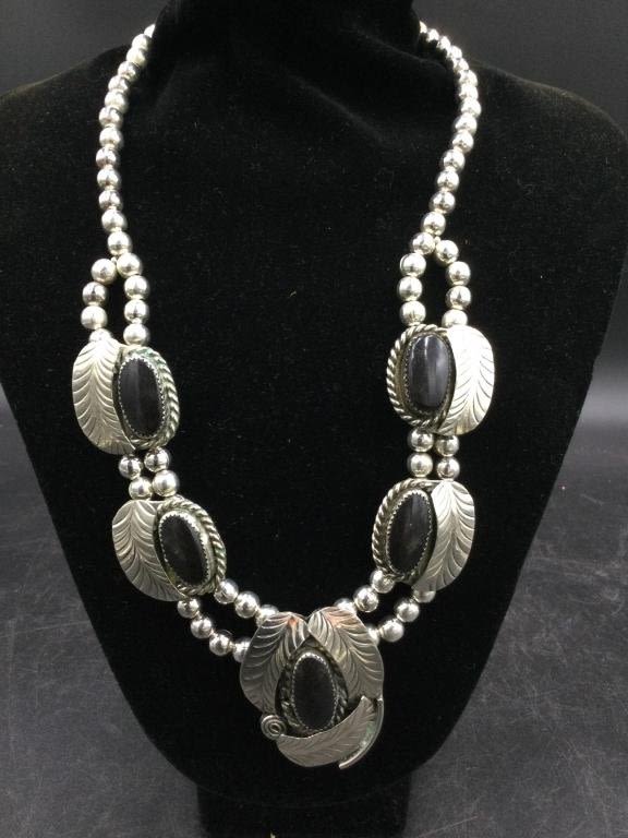 Lot 131: Neat Onyx Necklace