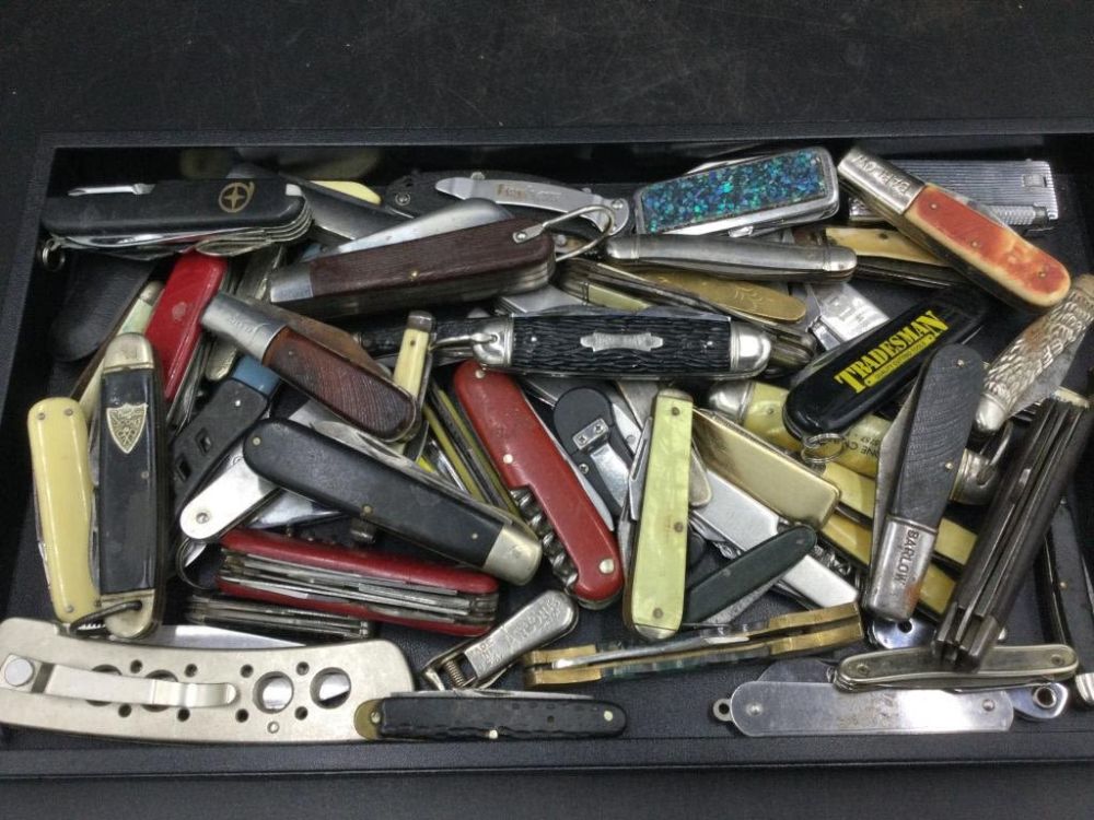 Lot 140: Pocketknives Lot