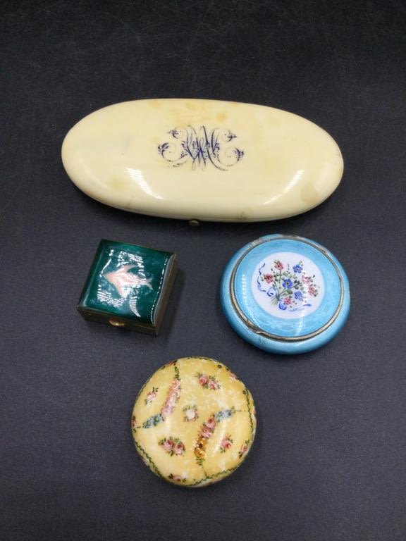 Lot 206: Vintage Items