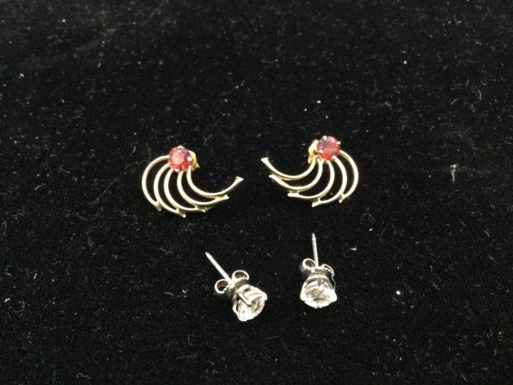 Lot 240: 14kt Gold Earrings Pairs