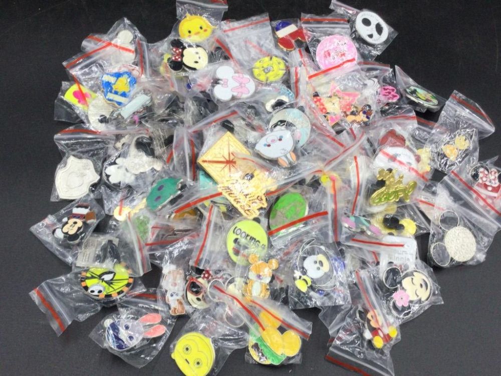 Lot 17: 100 Disney Pins