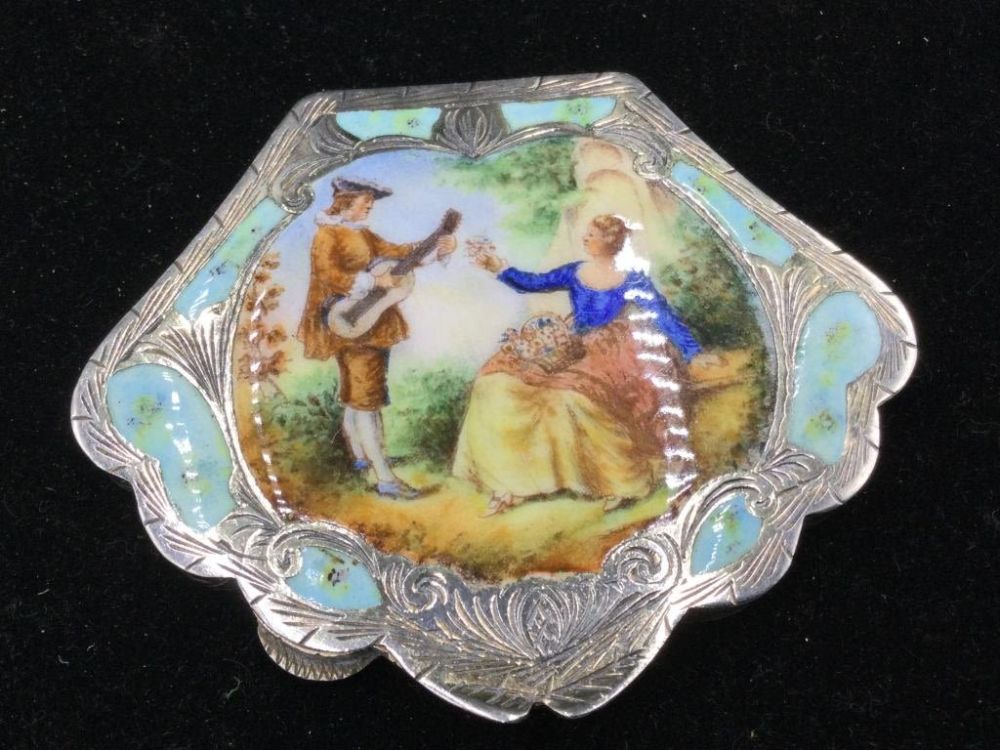 Lot 33: Vintage Victorian Repousse Sterling Compact