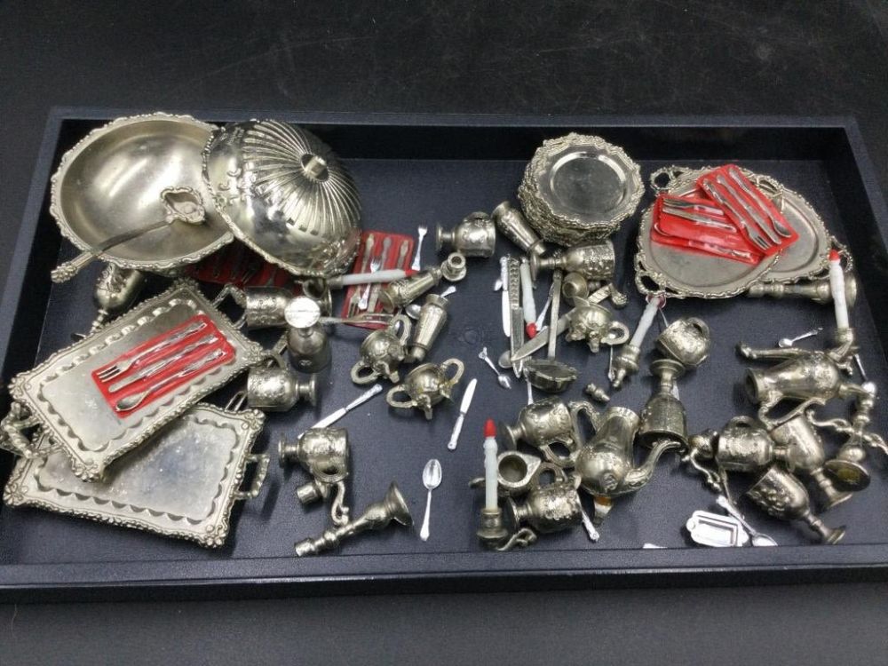 Lot 174: Vintage Miniature Items