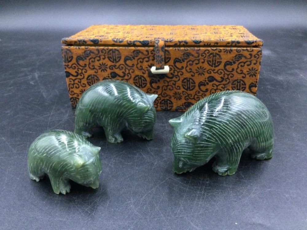 Lot 189: Jade Bears
