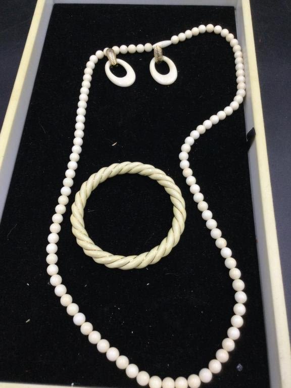 Lot 252: Antique Carved Jewelry