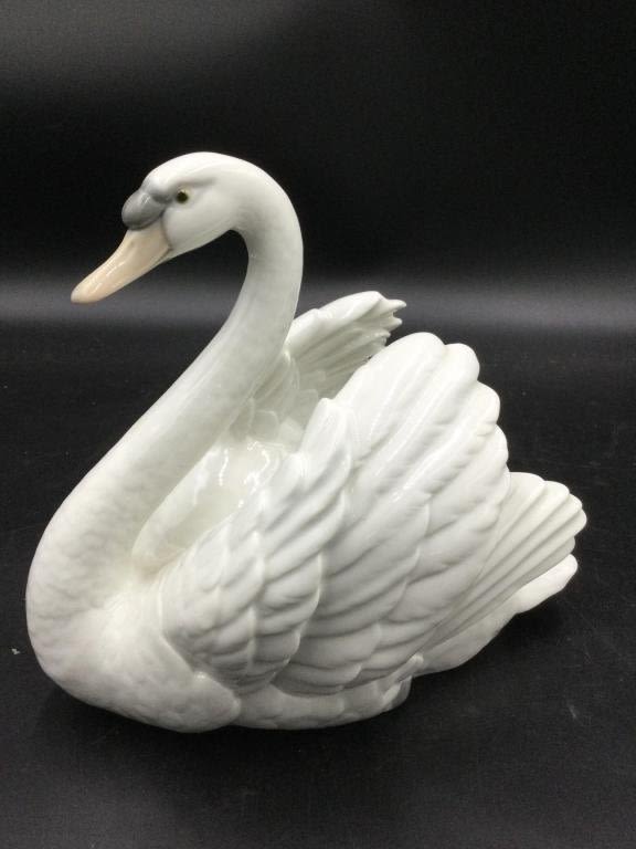 Lot 38: Lladro Large Swan