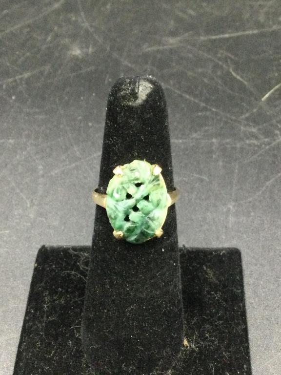 Lot 46: 10Kt Jade Ring