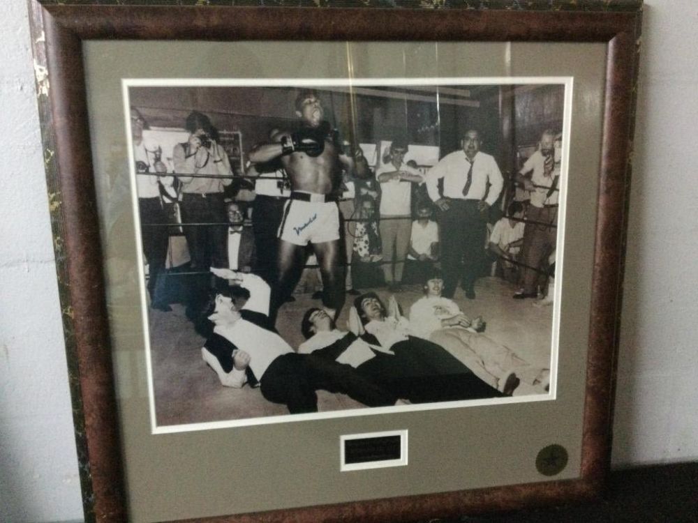 Lot 70: Muhamed Ali Signed U& Certified Picture