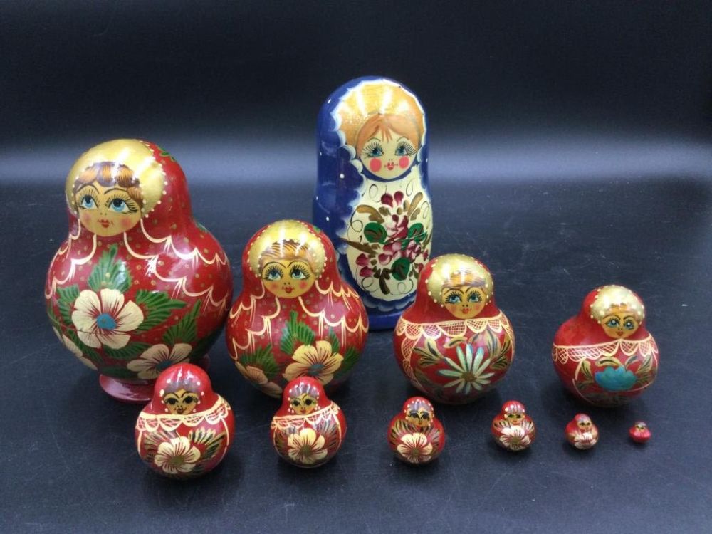 Lot 115: Russian Nesting Dolls