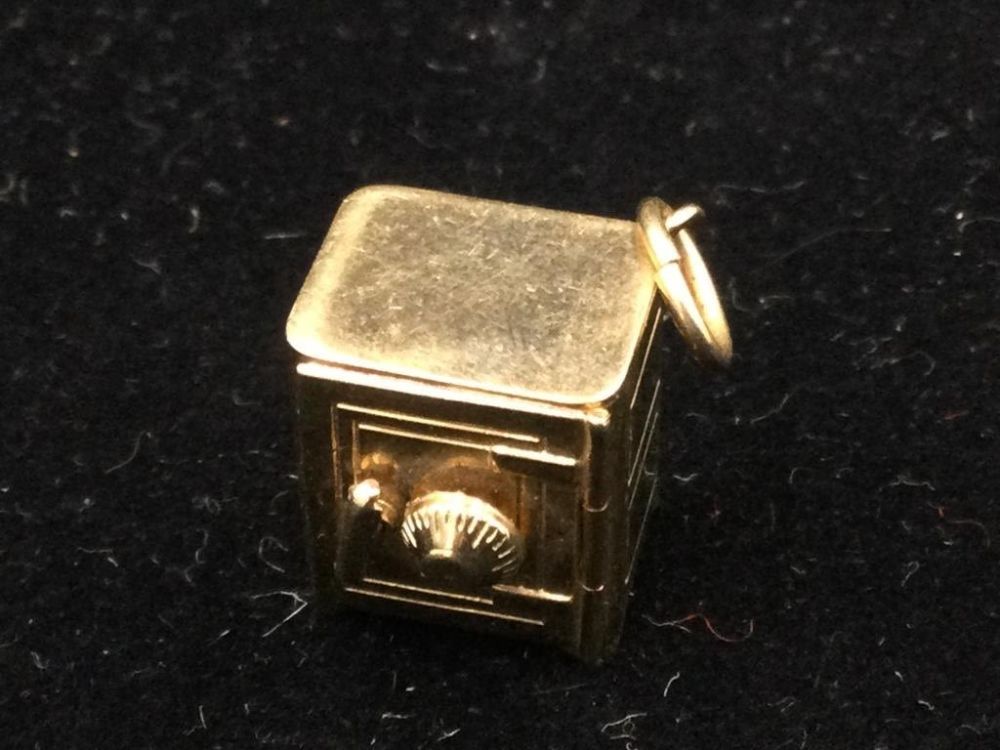 Lot 116: 14 kt Safe Charm