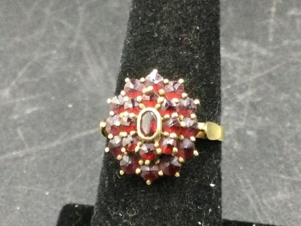 Lot 145: 14 Kt Garnet Ring
