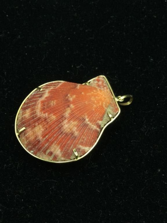 Lot 165: 18kt Gold Wrapped Clam