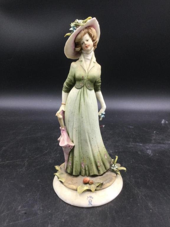 Lot 252: Vintage Capidmonte Figure