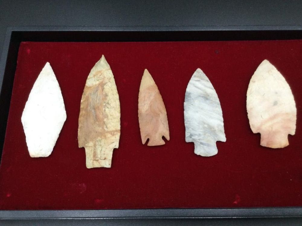 Lot 16: Contemporary Arrowheads