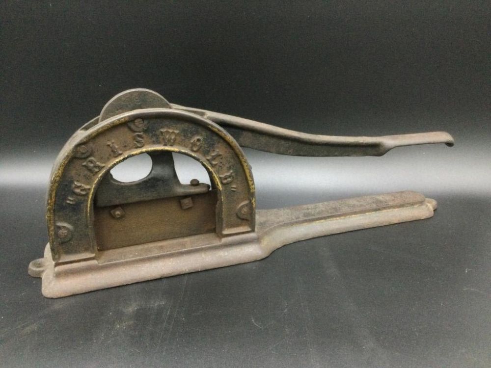 Lot 50: Griswold #2500 Tobacco Plug Cutter