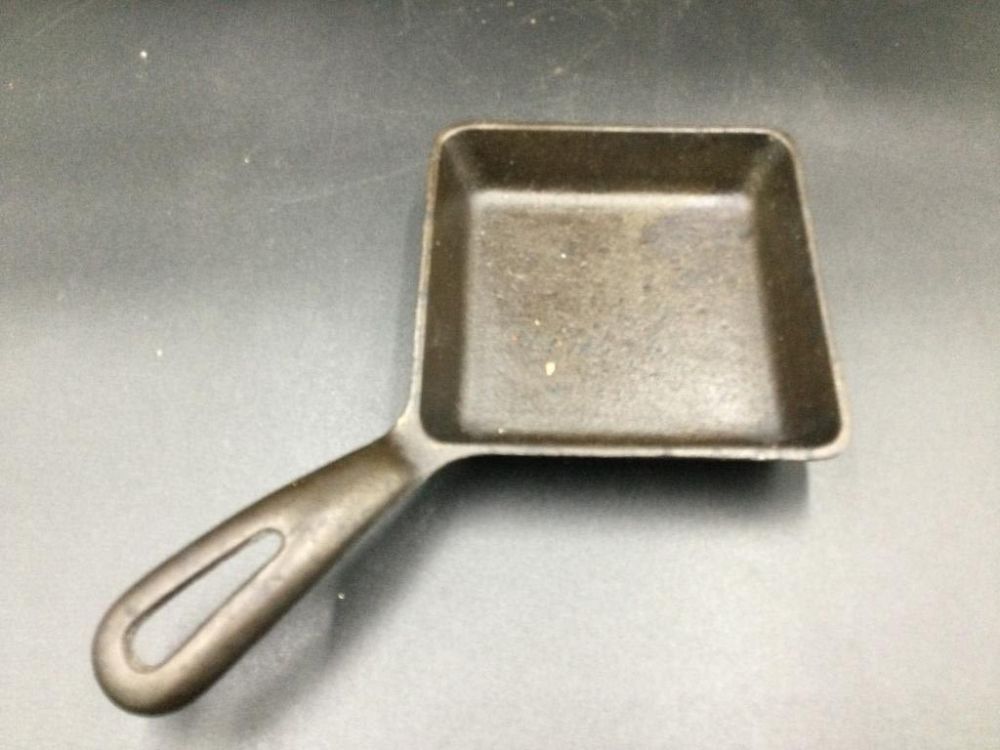 Lot 81: Griswold Square Egg Skillet