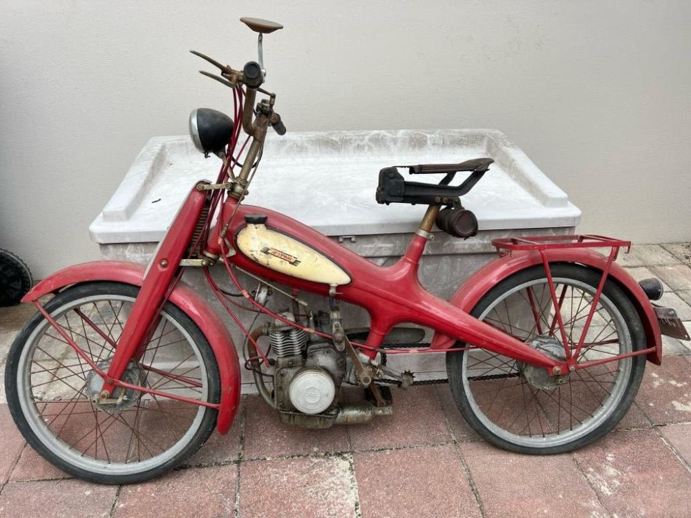 Lot 170: Vintage Motom Bike