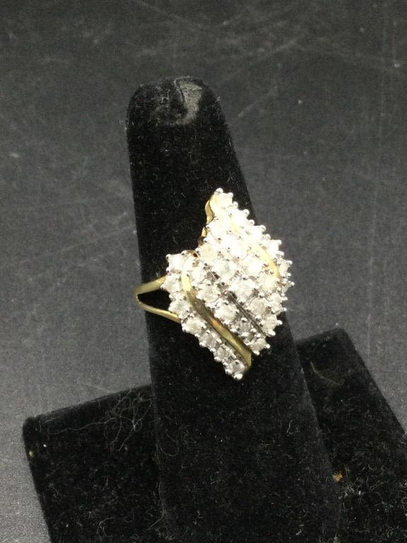 Lot 190: 10 kt Diamond Ring