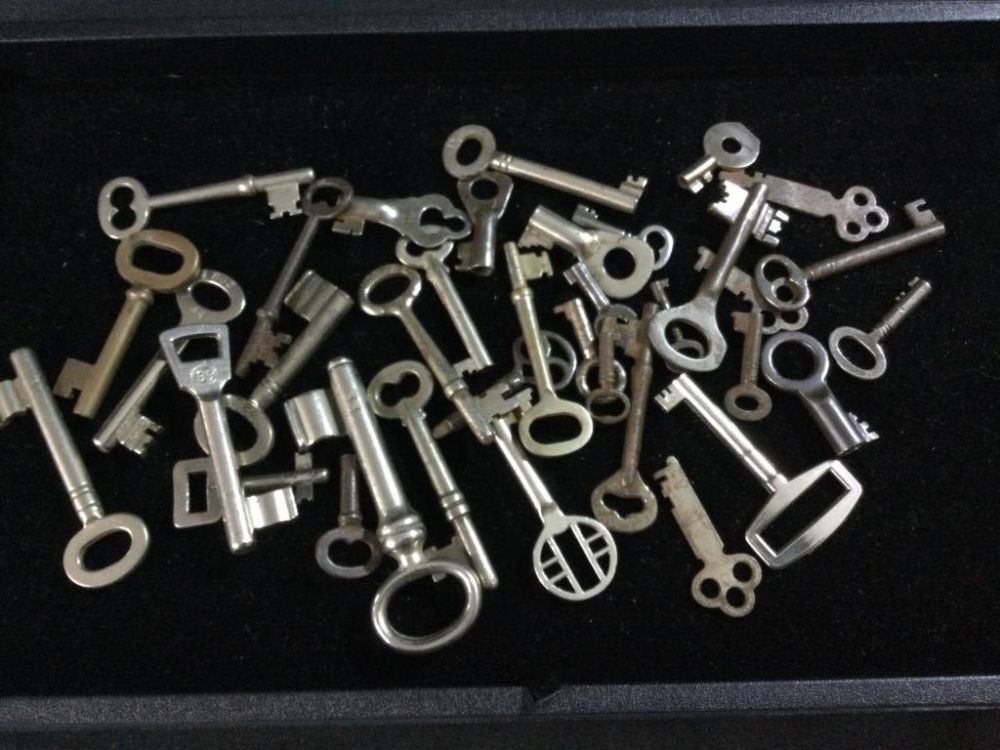 Lot 25: Vintage Keys