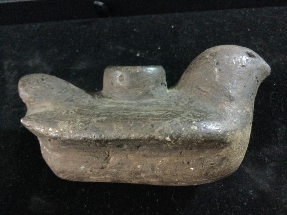 Lot 39: Early Native Clay Bird Pipe