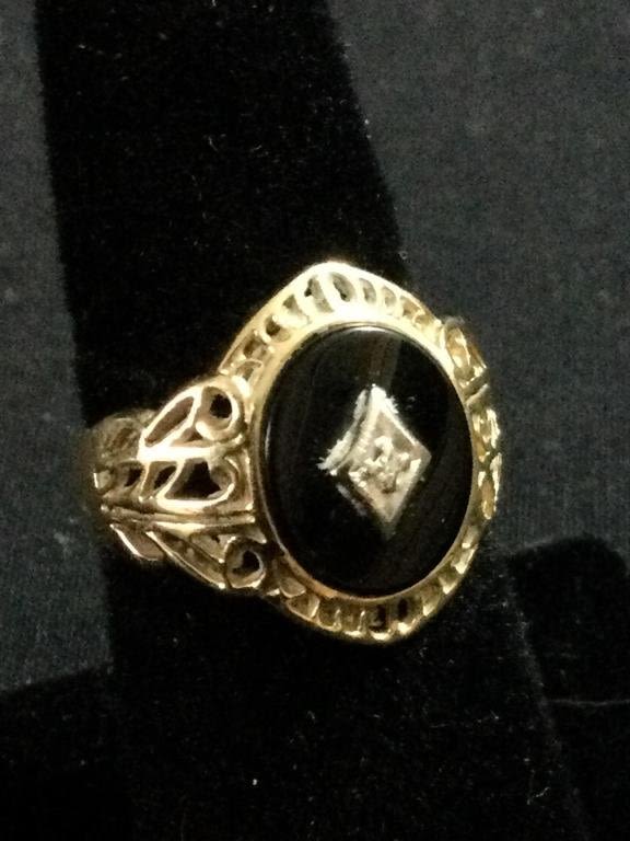 Lot 143: Vintage Gold/Oynx Ring