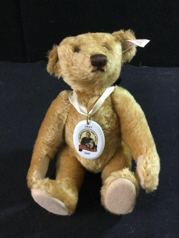 Lot 172: Steiff Bear