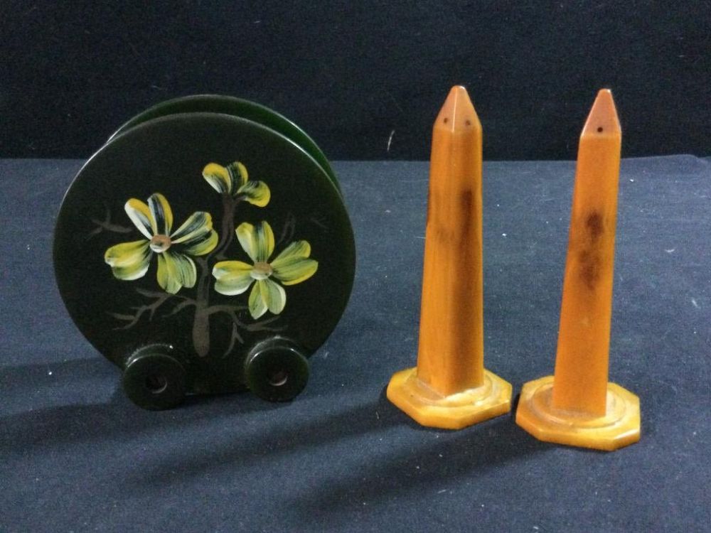 Lot 7: Vintage Bakelite Items