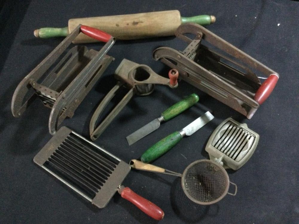Lot 31: Vintage Kitchen Items