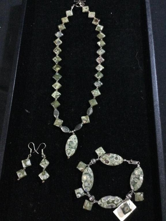 Lot 195: Gemstone Jewelry Set