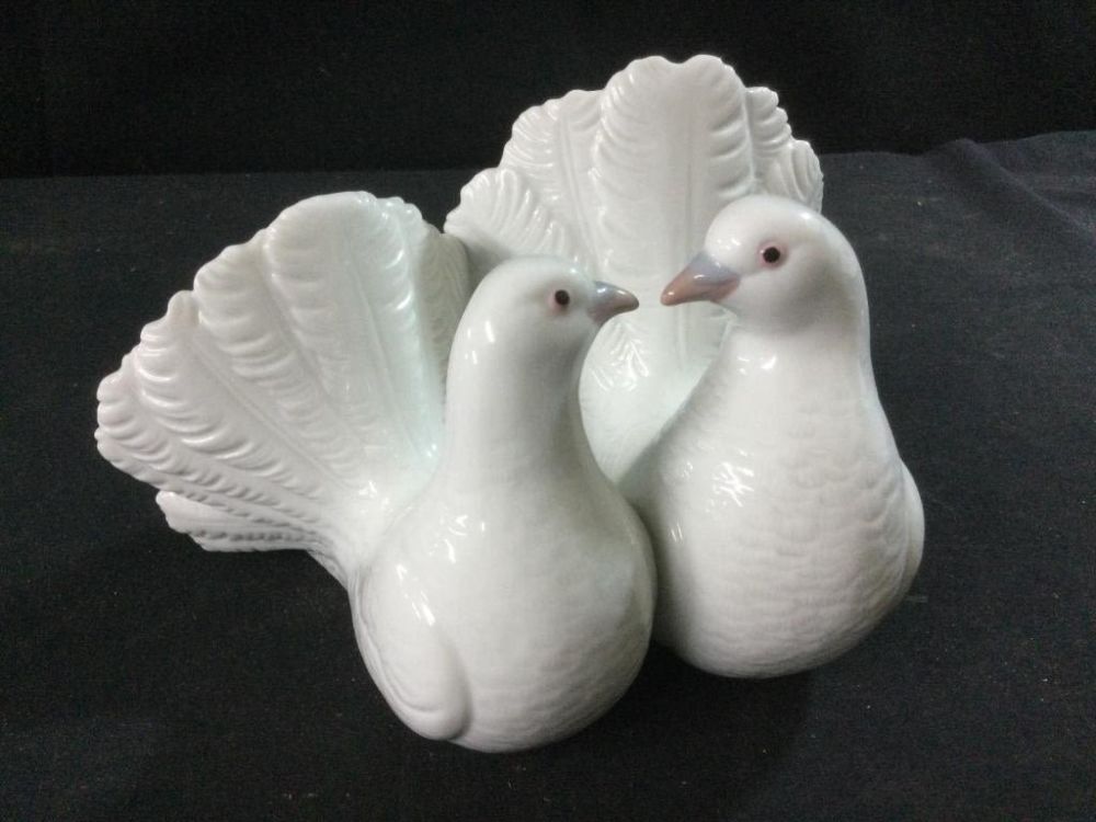 Lot 18: Lladro Doves