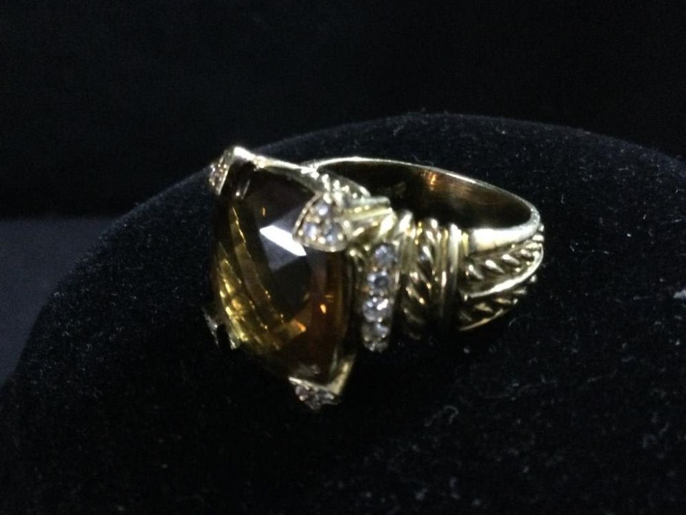 Lot 210: 18kt Ring with Topaz