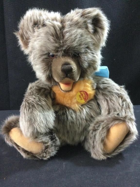 Lot 52: Steiff Zotty 1953 Replica Model Teddy Bear