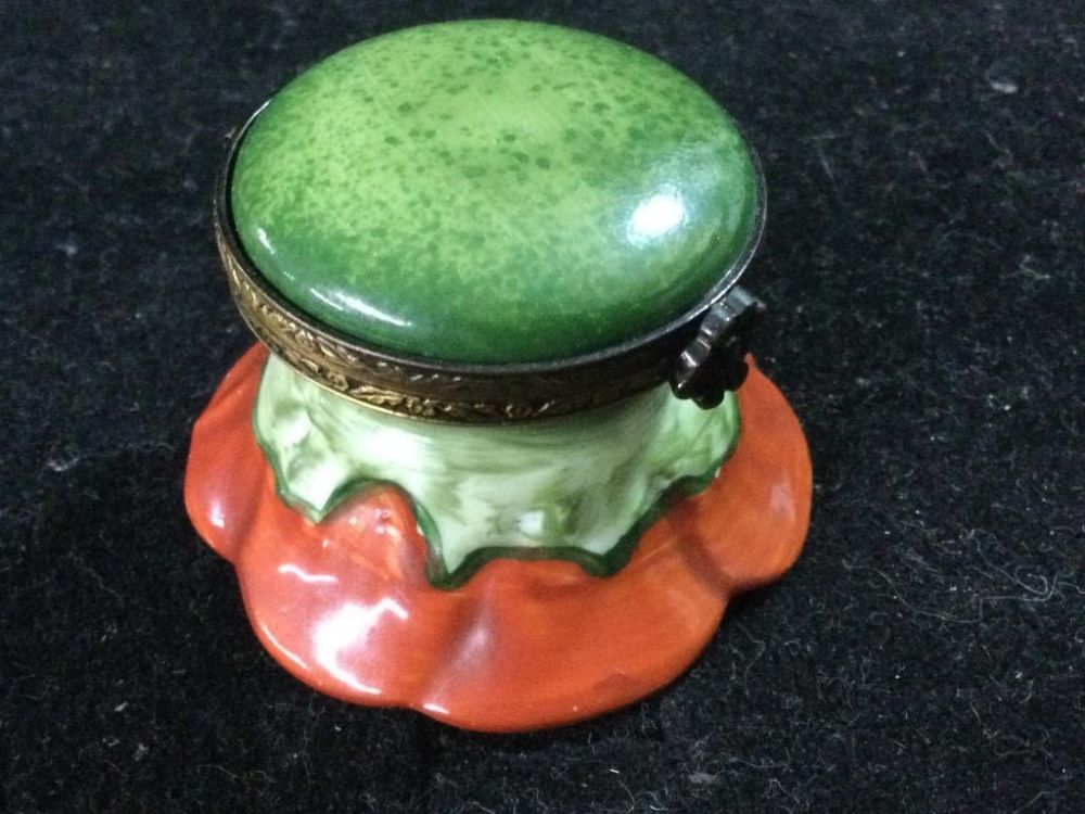 Lot 70: Limoge Box "Flower"