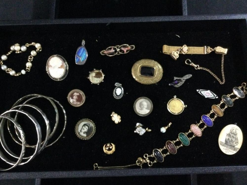 Lot 141: Antique Jewelry Lot