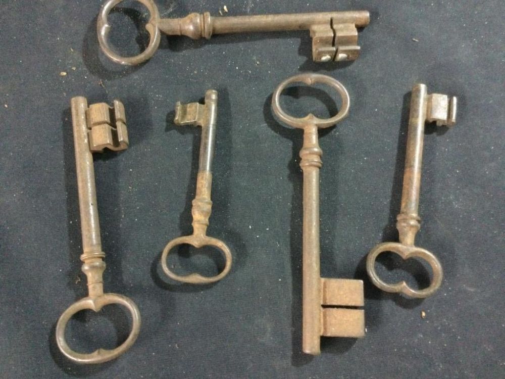 Lot 155: Vtg Antique Solid Brass Barrel Skeleton Key