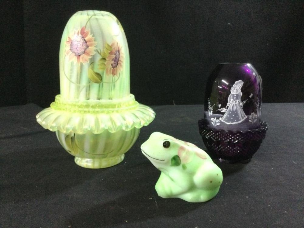 Lot 208: Fenton Fairy Lamps & Frog