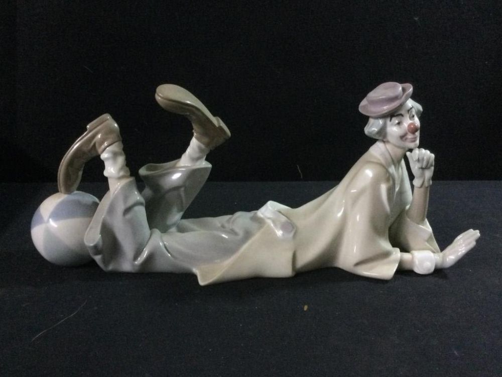 Lot 268: Lladro Clown #4618 Figurine Lying Down w/Ball
